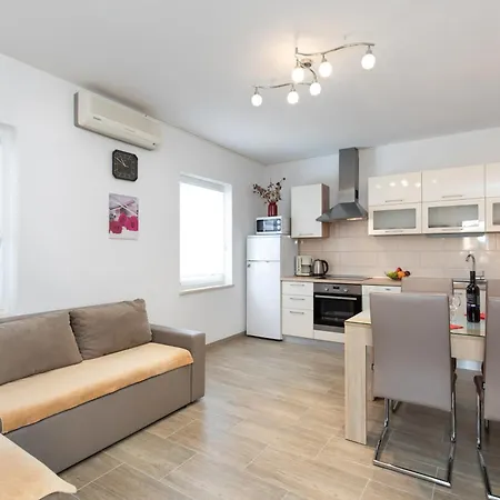 Peric 2 Sa Bazenom Apartmán *