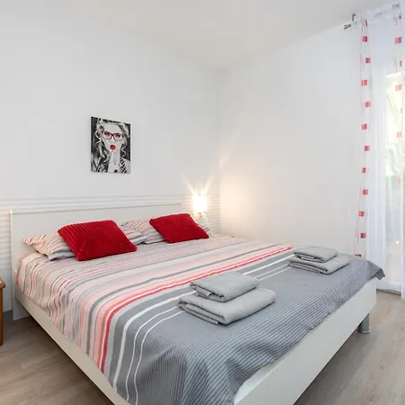 Peric 2 Sa Bazenom Apartmán *