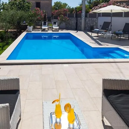 Apartman Peric 2 Sa Bazenom Kornic