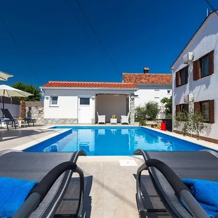 Peric 2 Sa Bazenom Apartman